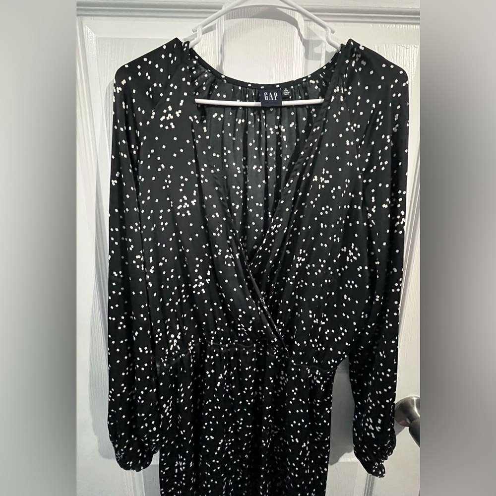 GAP Black and White Ruched Wrap Dress with V-Neck - Picture 4 of 5